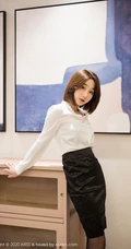 娇小玲珑短发女生妹子九月生白衬衫黑短裙职场秘书制服袜装室内图片集