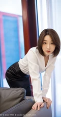 娇小玲珑短发女生妹子九月生白衬衫黑短裙职场秘书制服袜装室内图片集