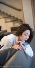 娇小玲珑短发女生妹子九月生白衬衫黑短裙职场秘书制服袜装室内图片集