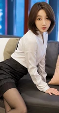 娇小玲珑短发女生妹子九月生白衬衫黑短裙职场秘书制服袜装室内图片集