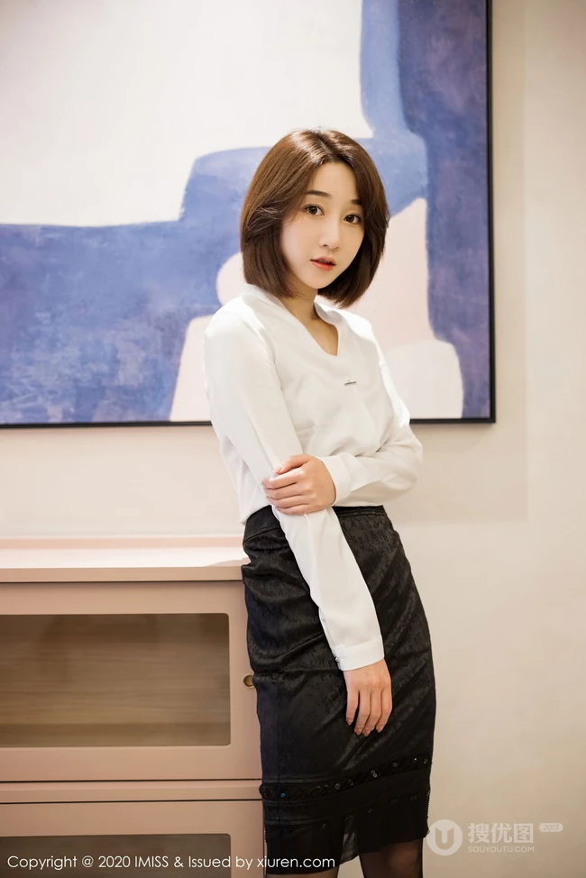娇小玲珑短发女生妹子九月生白衬衫黑短裙职场秘书制服袜装室内图片集