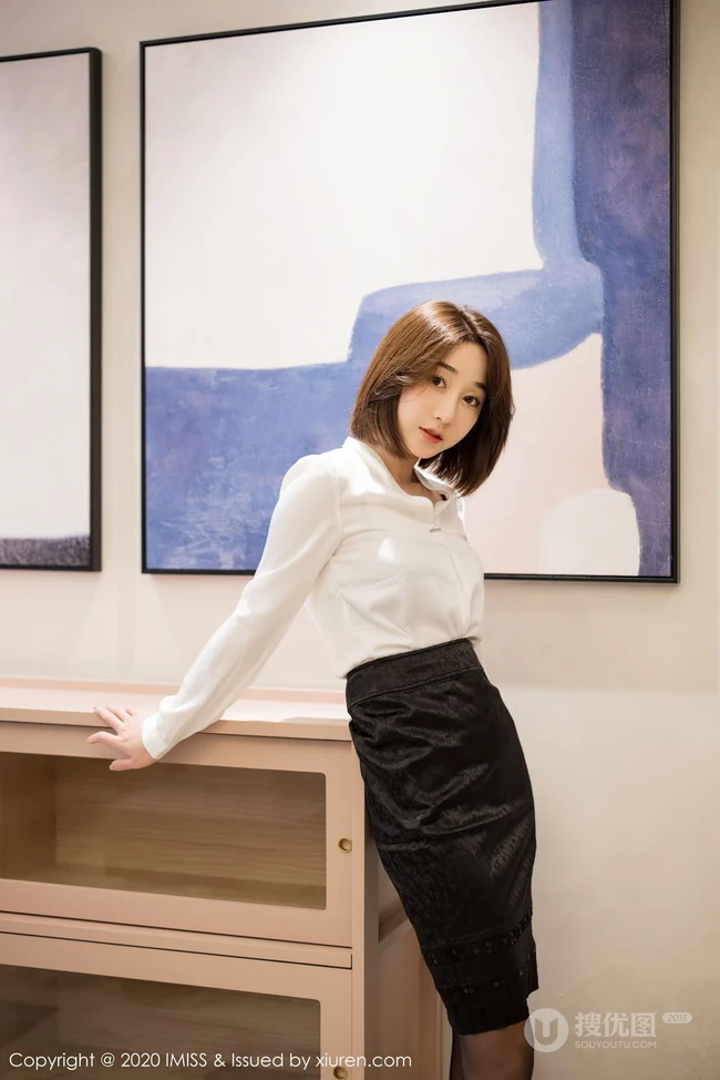 娇小玲珑短发女生妹子九月生白衬衫黑短裙职场秘书制服袜装室内图片集