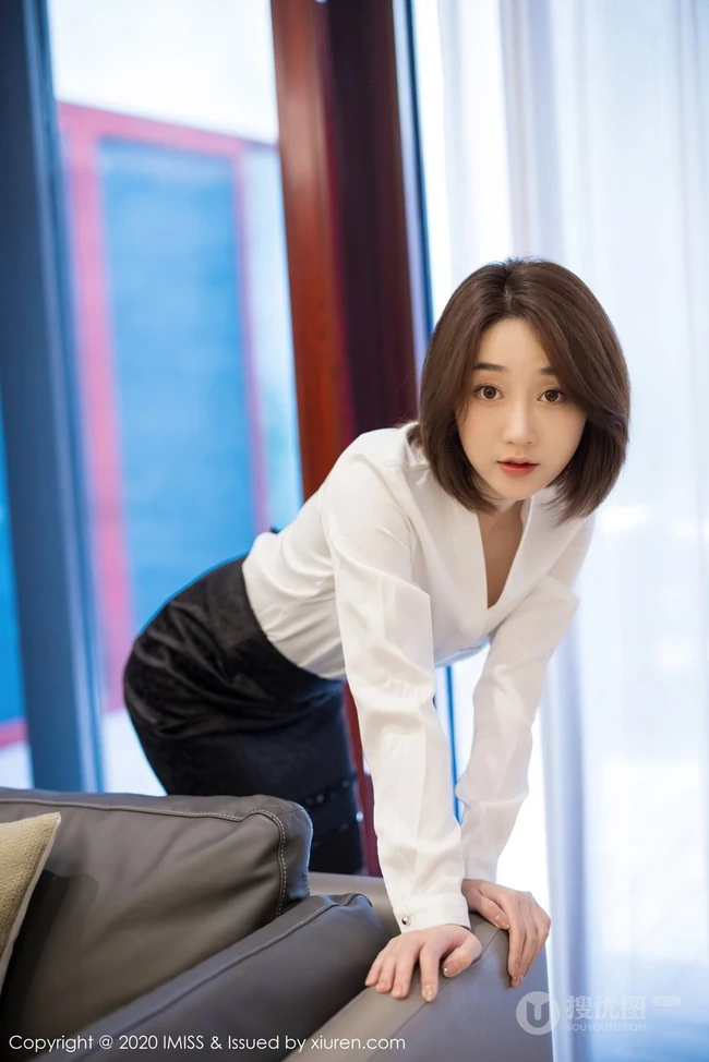 娇小玲珑短发女生妹子九月生白衬衫黑短裙职场秘书制服袜装室内图片集