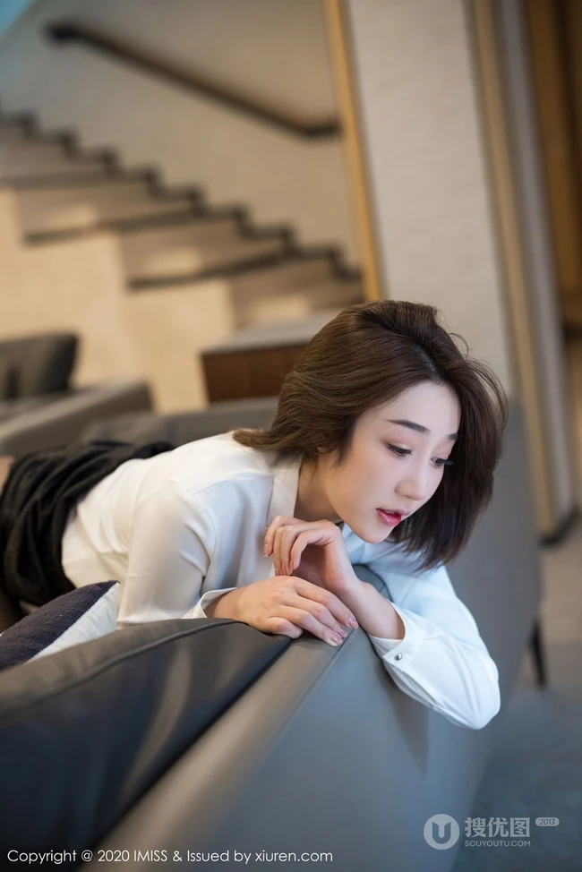 娇小玲珑短发女生妹子九月生白衬衫黑短裙职场秘书制服袜装室内图片集
