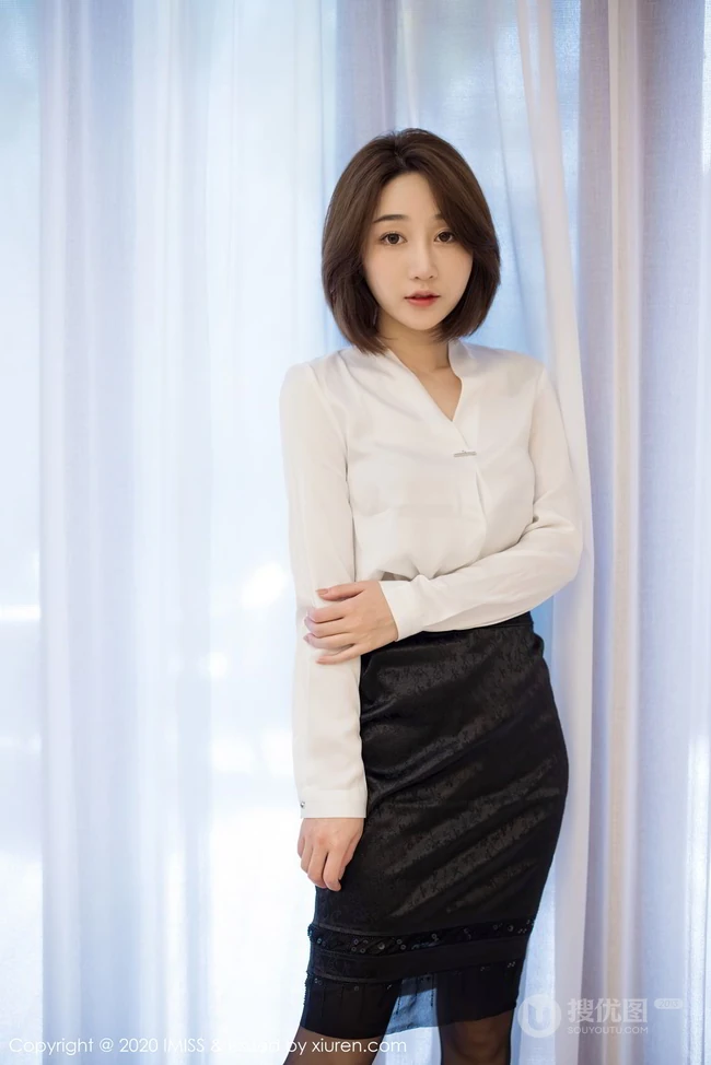 娇小玲珑短发女生妹子九月生白衬衫黑短裙职场秘书制服袜装室内图片集