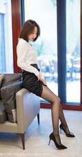 娇小玲珑短发女生妹子九月生白衬衫黑短裙职场秘书制服袜装室内图片集