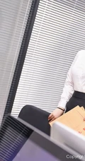 颇有气质微卷发型气质女秘书韩静安白衫黑裙制服袜装显婀娜身段高清套图