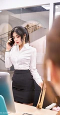 颇有气质微卷发型气质女秘书韩静安白衫黑裙制服袜装显婀娜身段高清套图