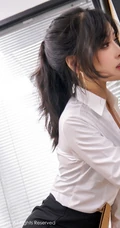 颇有气质微卷发型气质女秘书韩静安白衫黑裙制服袜装显婀娜身段高清套图