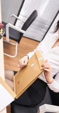 颇有气质微卷发型气质女秘书韩静安白衫黑裙制服袜装显婀娜身段高清套图