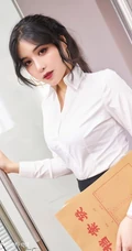 颇有气质微卷发型气质女秘书韩静安白衫黑裙制服袜装显婀娜身段高清套图