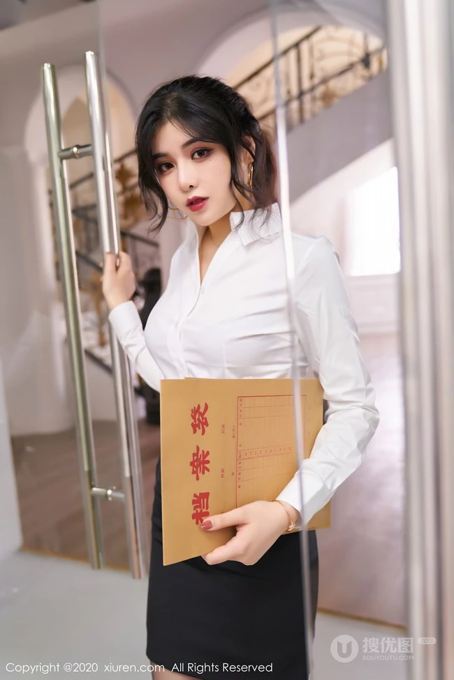 颇有气质微卷发型气质女秘书韩静安白衫黑裙制服袜装显婀娜身段高清套图