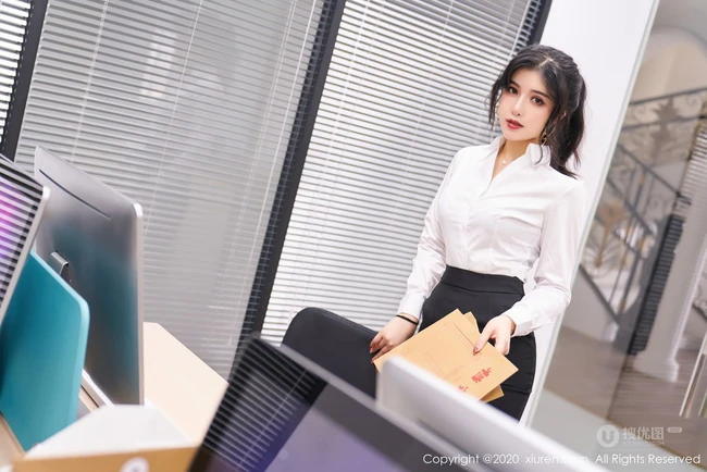 颇有气质微卷发型气质女秘书韩静安白衫黑裙制服袜装显婀娜身段高清套图