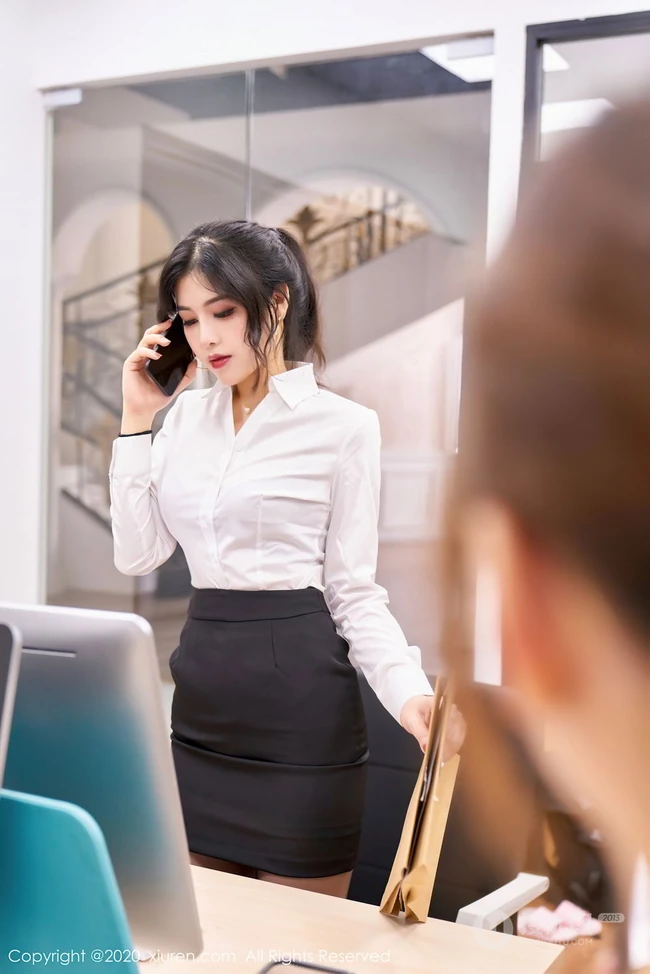 颇有气质微卷发型气质女秘书韩静安白衫黑裙制服袜装显婀娜身段高清套图