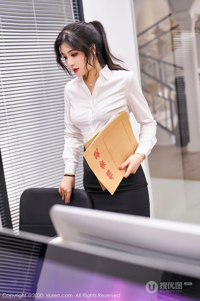 颇有气质微卷发型气质女秘书韩静安白衫黑裙制服袜装显婀娜身段高清套图