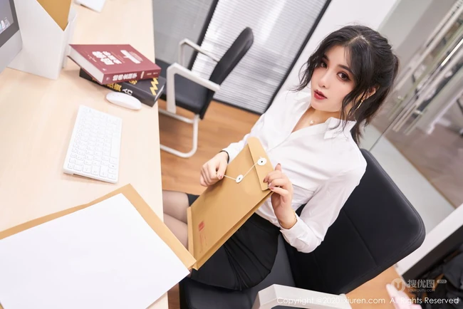 颇有气质微卷发型气质女秘书韩静安白衫黑裙制服袜装显婀娜身段高清套图