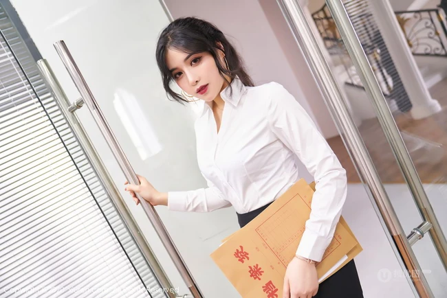 颇有气质微卷发型气质女秘书韩静安白衫黑裙制服袜装显婀娜身段高清套图