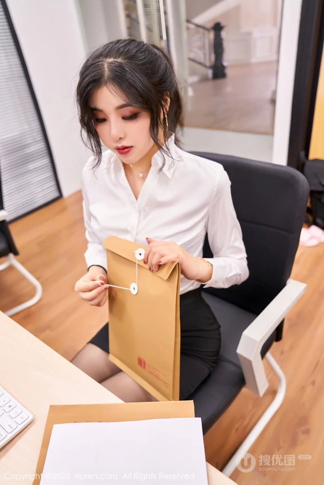 颇有气质微卷发型气质女秘书韩静安白衫黑裙制服袜装显婀娜身段高清套图