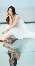 柳岩印花白裙海边气质写真图片