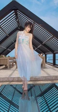 柳岩印花白裙海边气质写真图片