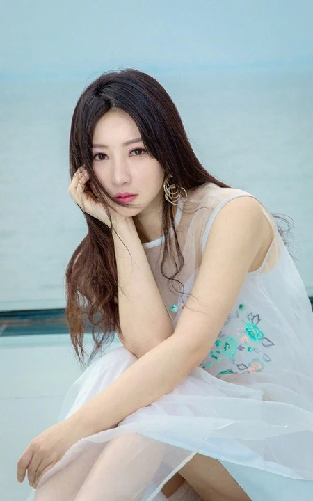 柳岩印花白裙海边气质写真图片