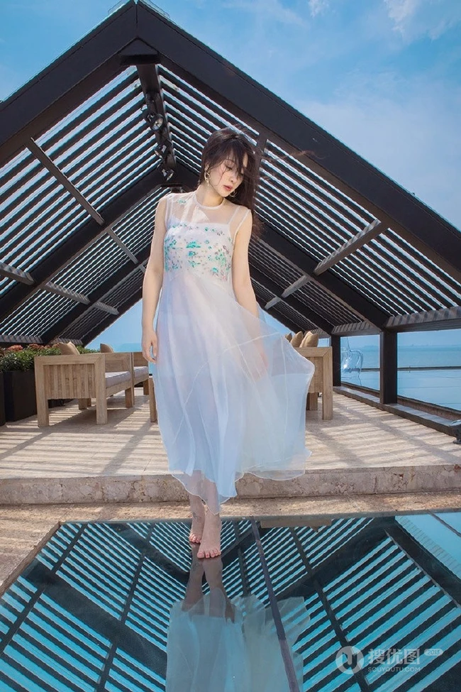 柳岩印花白裙海边气质写真图片