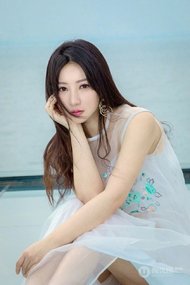 柳岩印花白裙海边气质写真图片