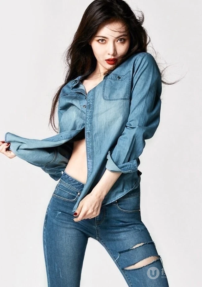 韩国女艺人泫雅紧身牛仔裤套装着身显纤细线条线条感写真图片