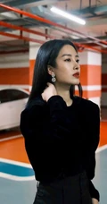 杨采钰黑色休闲装着身地下停车场随拍美照