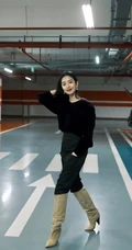 杨采钰黑色休闲装着身地下停车场随拍美照