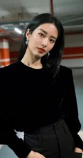杨采钰黑色休闲装着身地下停车场随拍美照