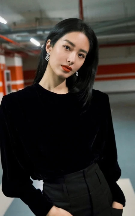 杨采钰黑色休闲装着身地下停车场随拍美照