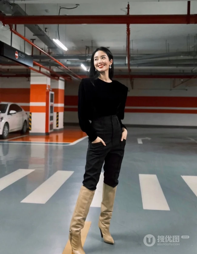 杨采钰黑色休闲装着身地下停车场随拍美照