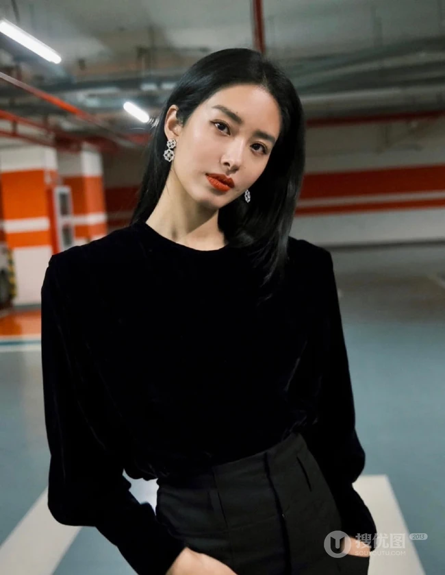 杨采钰黑色休闲装着身地下停车场随拍美照