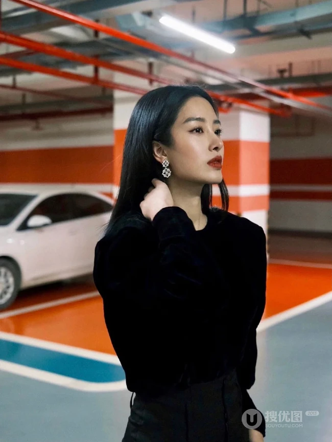 杨采钰黑色休闲装着身地下停车场随拍美照