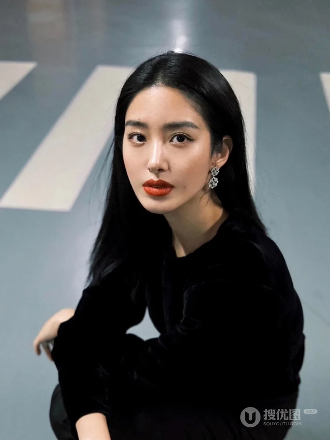 杨采钰黑色休闲装着身地下停车场随拍美照