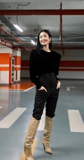 杨采钰黑色休闲装着身地下停车场随拍美照