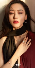 黄梦莹酒红色拼色百褶连衣裙穿搭气质优雅杂志写真美照