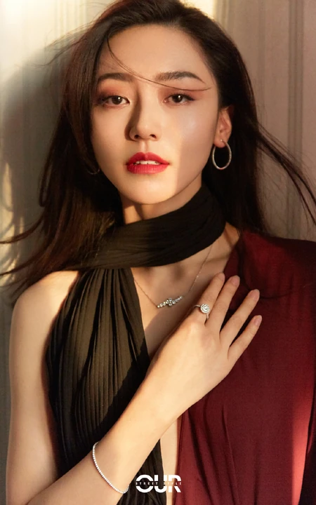 黄梦莹酒红色拼色百褶连衣裙穿搭气质优雅杂志写真美照