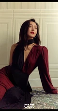 黄梦莹酒红色拼色百褶连衣裙穿搭气质优雅杂志写真美照
