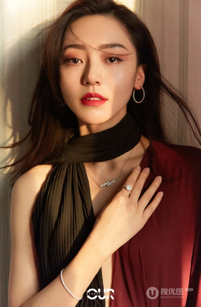 黄梦莹酒红色拼色百褶连衣裙穿搭气质优雅杂志写真美照