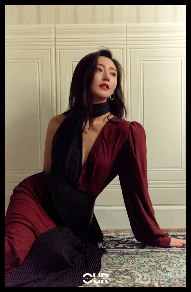 黄梦莹酒红色拼色百褶连衣裙穿搭气质优雅杂志写真美照