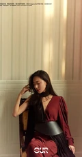 黄梦莹酒红色拼色百褶连衣裙穿搭气质优雅杂志写真美照