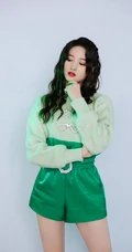陈昕葳卷发发型搭配白衣绿短裤恬静美丽写真图片