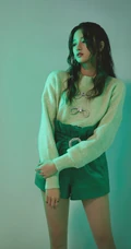 陈昕葳卷发发型搭配白衣绿短裤恬静美丽写真图片