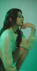 陈昕葳卷发发型搭配白衣绿短裤恬静美丽写真图片