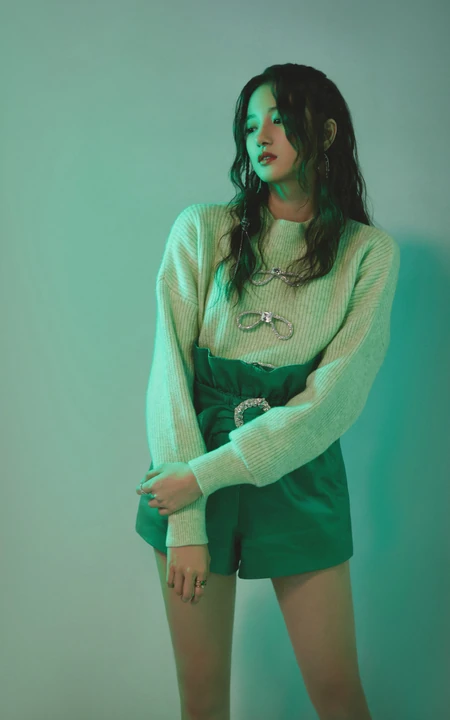 陈昕葳卷发发型搭配白衣绿短裤恬静美丽写真图片