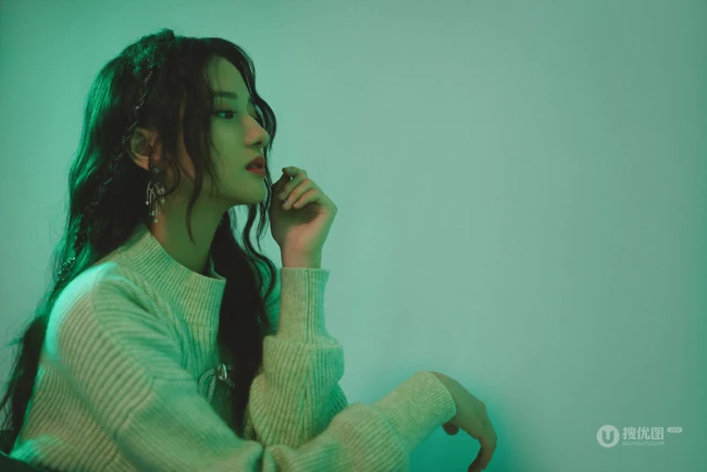 陈昕葳卷发发型搭配白衣绿短裤恬静美丽写真图片