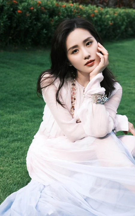 刘诗诗白裙着身仙气飘飘椰树林写真图片