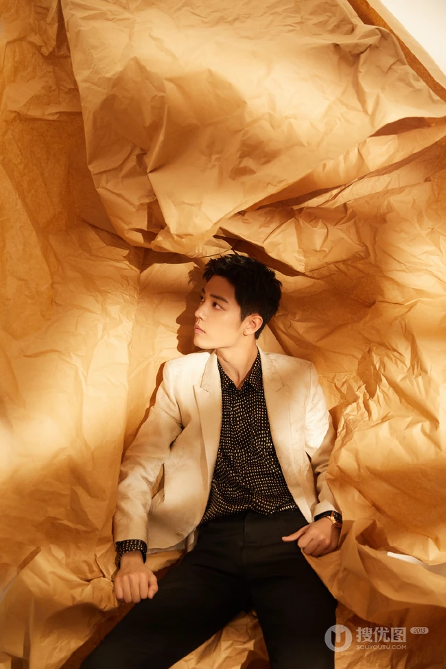 肖战短发发型身着白色西服帅气写真照片